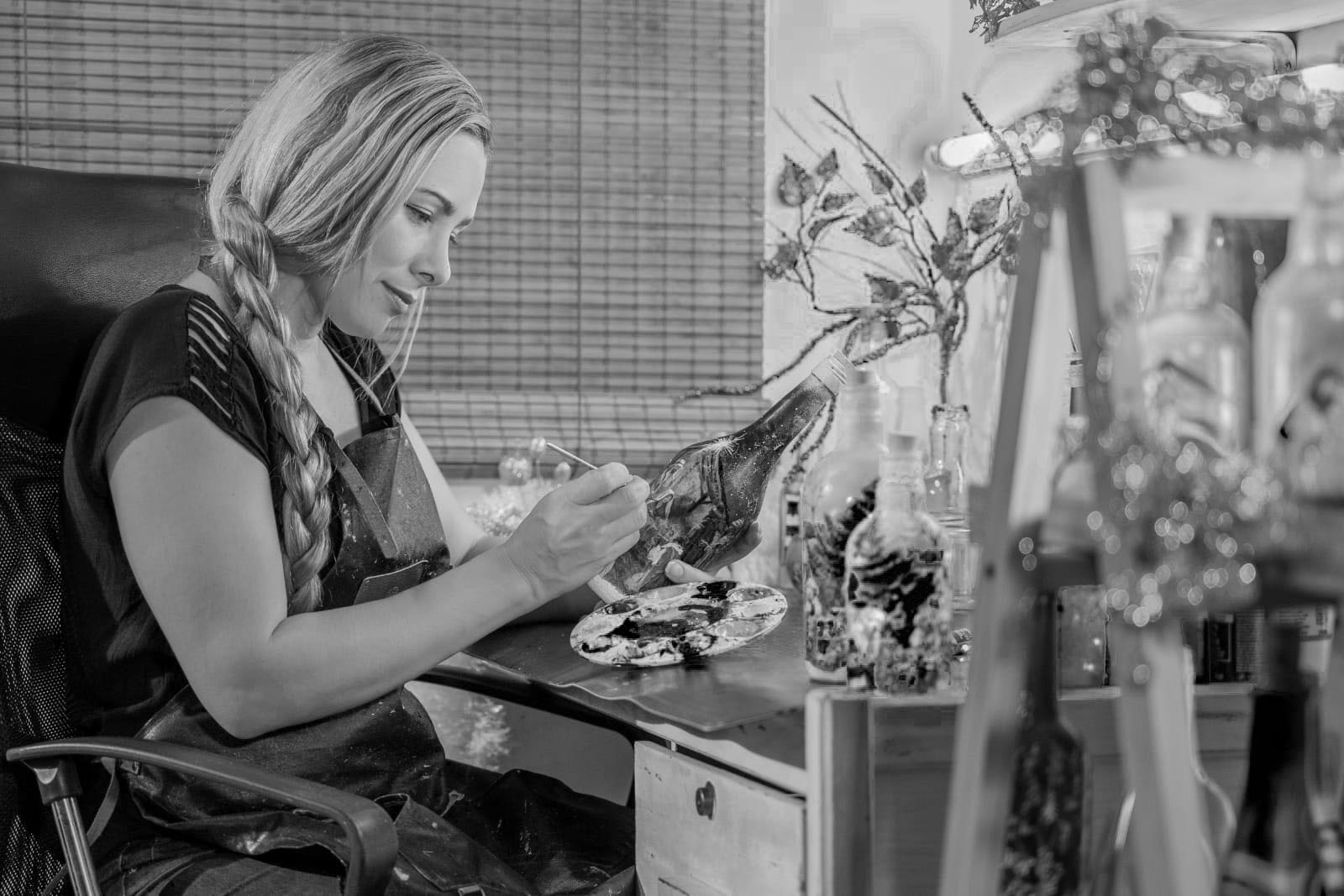 Retrato en blanco y negro de Yessie Morales